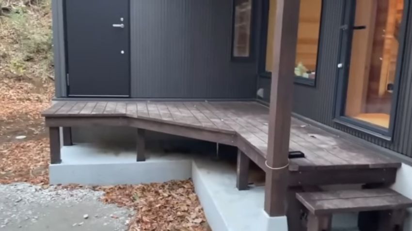 コンクリート製の土台の上に設けられたウッドデッキ