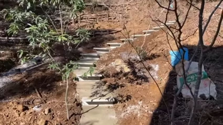 U字溝を斜面に埋め込んで作った階段