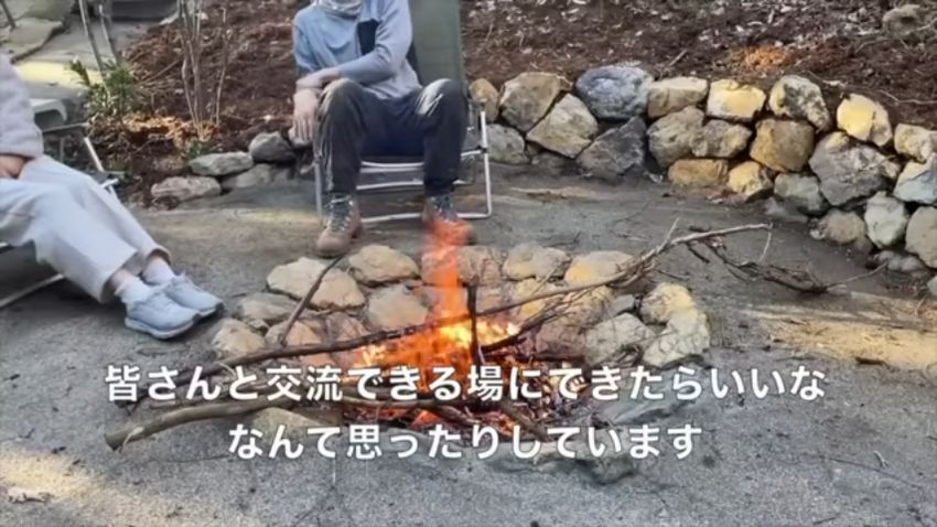 たき火を見ながらこれまでを振り返る投稿者