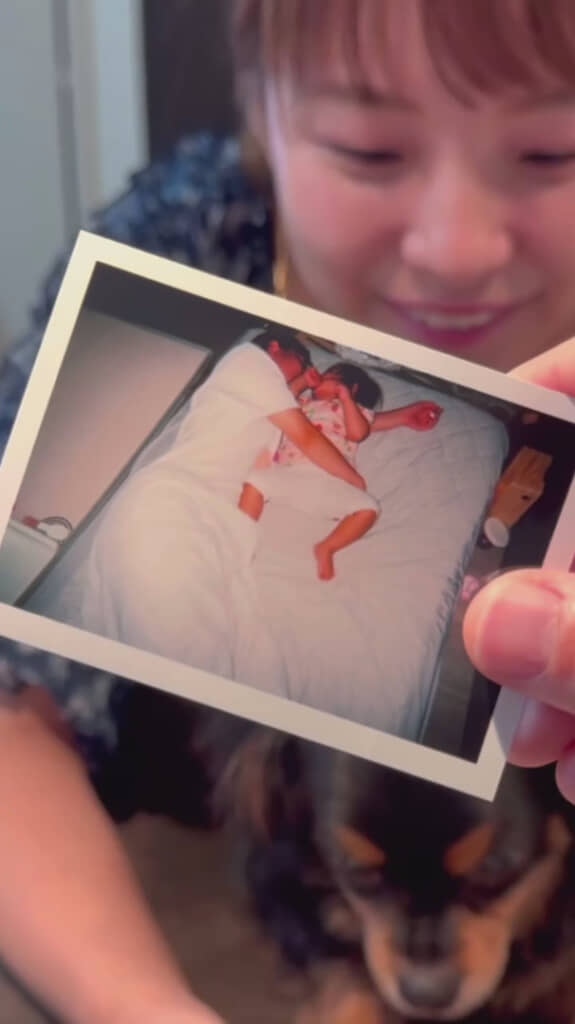 仲良く布団で眠る幸せな日常