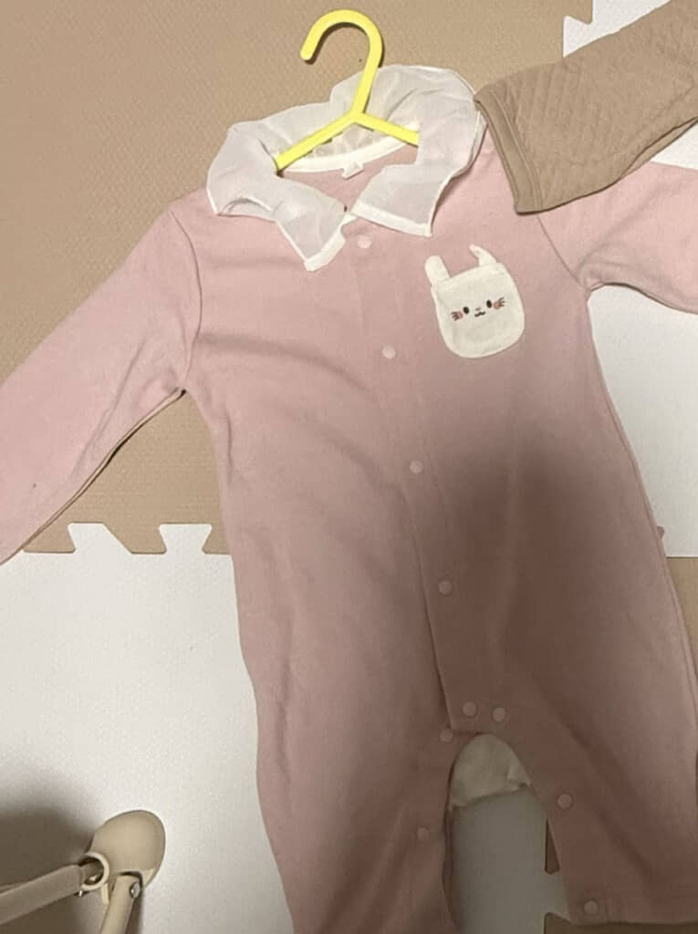 西松屋で売られていた80のロンパース。右に見切れているのも、ユニクロの80のロンパースなのだけど……