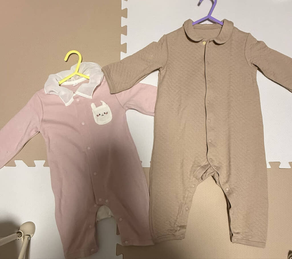 並べて見ると全く違うサイズ感。西松屋の上にユニクロのを重ね着できそう