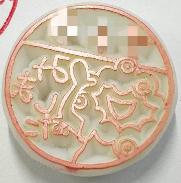 緻密に彫り込まれたミャクミャク。なんて器用な先生……！