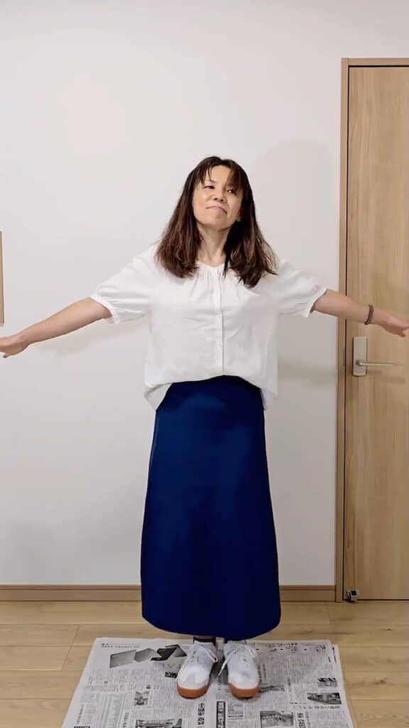 白いブラウス＋ブルーのスカート