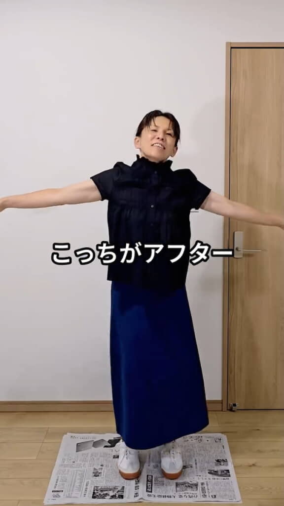 すっきりとした黒色のブラウス