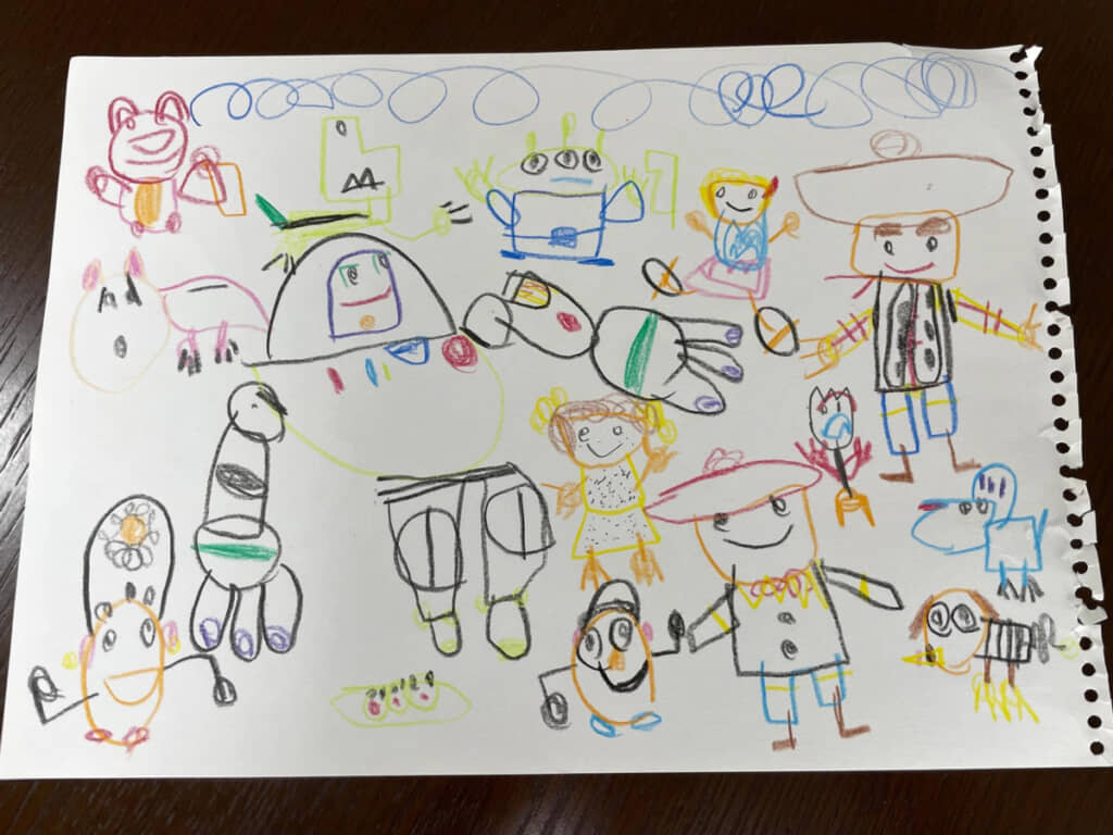 4歳の男の子がクレヨンで描いた『トイ・ストーリー』のキャラクターたちの絵。ウッディやバズ・ライトイヤー、ロッツォなどが画用紙いっぱいに並んでいる