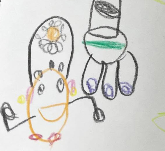 4歳児が描いたミセス・ポテトヘッドの絵。黄色い丸い体に赤い足、頭の上の帽子には花が描かれている