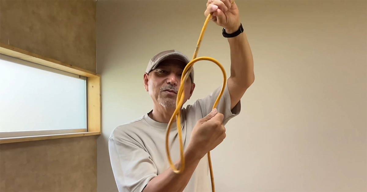 「その巻き方、ねじれるよ！」長～い電源コード→ゴチャゴチャしない収納方法に「目からウロコ！」「初めて知りました」（1/3） | ライフハック ねとらぼ