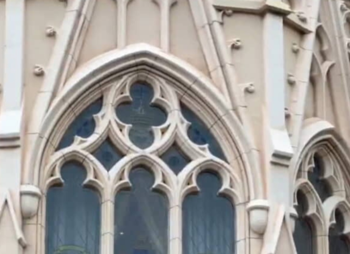 シンデレラ城の窓をふと見ると……えええ!?　衝撃の光景に「コーヒー吹きそうになったww」「最高！」（1/3） | ディズニー ねとらぼ