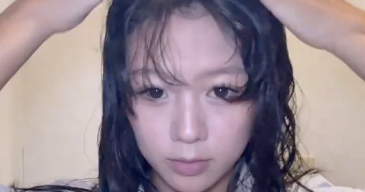 湿気でうねるクセ毛に悩む20代女性→目からウロコの解決法は……　“大胆なセット方法”に「真似したい」「おしゃれすぎる」（1/2） | 美容 ねとらぼ