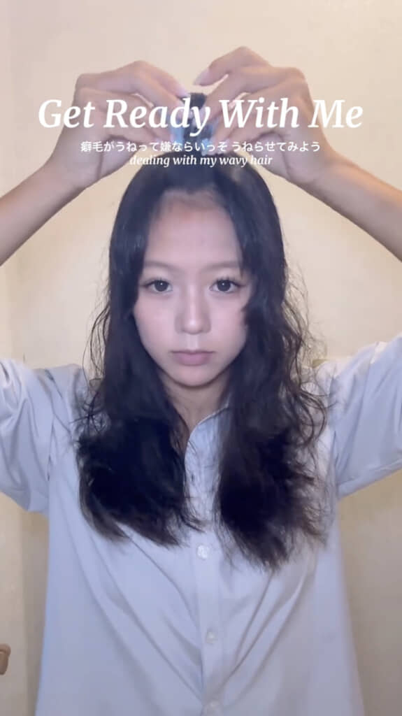 前髪にはカーラーを巻いておきます