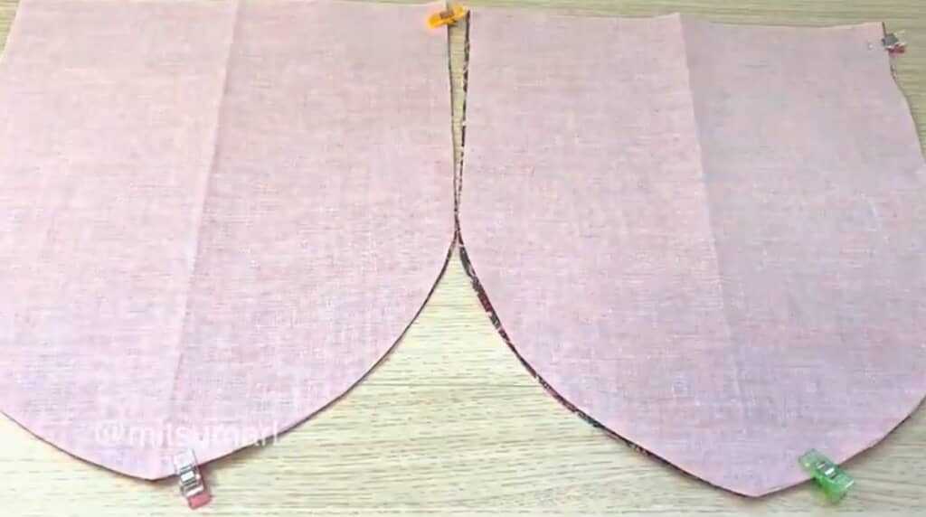 長辺と円弧の半分にミシンをかけます