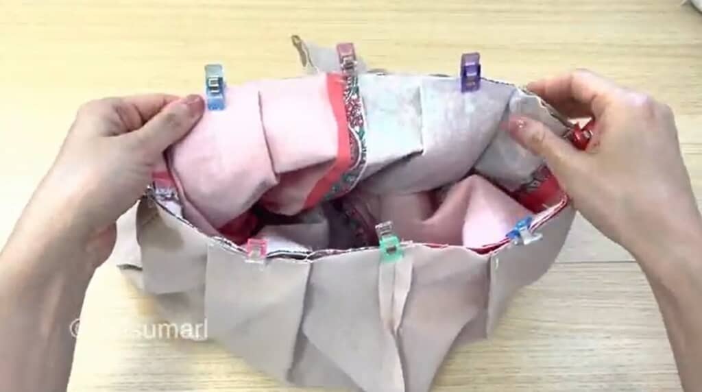 内布と表生地を重ねます