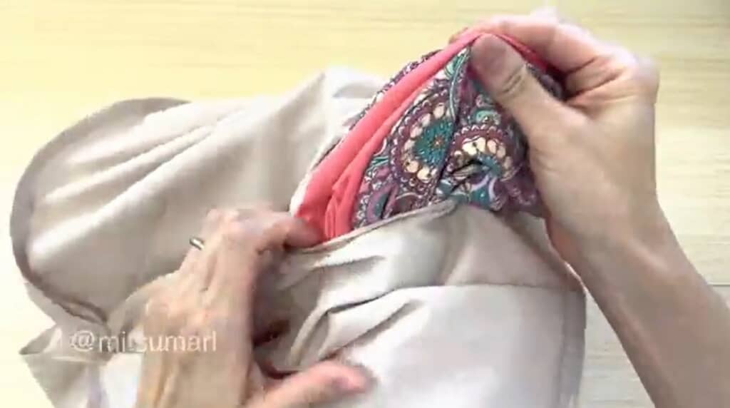 返し口から表に返します