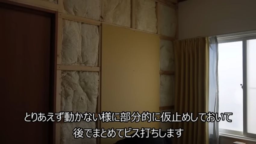 下地に仮止めされた石こうボード