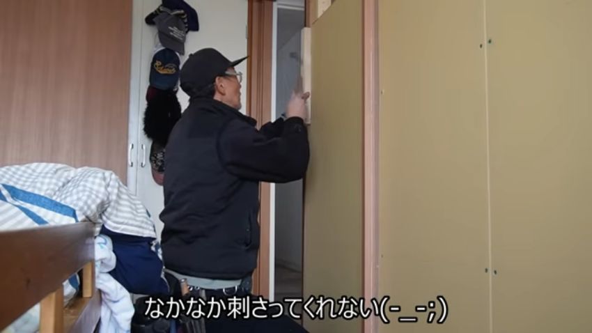 石こうボードをはめ込む様子