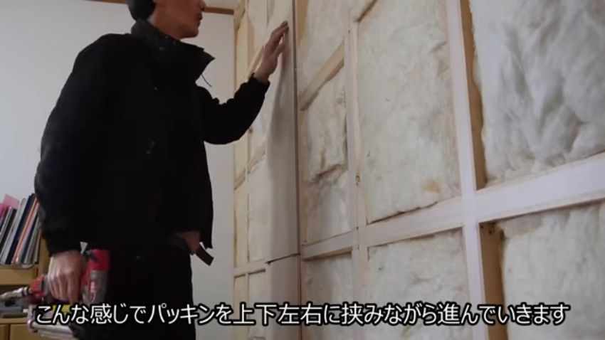 下地にシナベニヤ板を張る様子