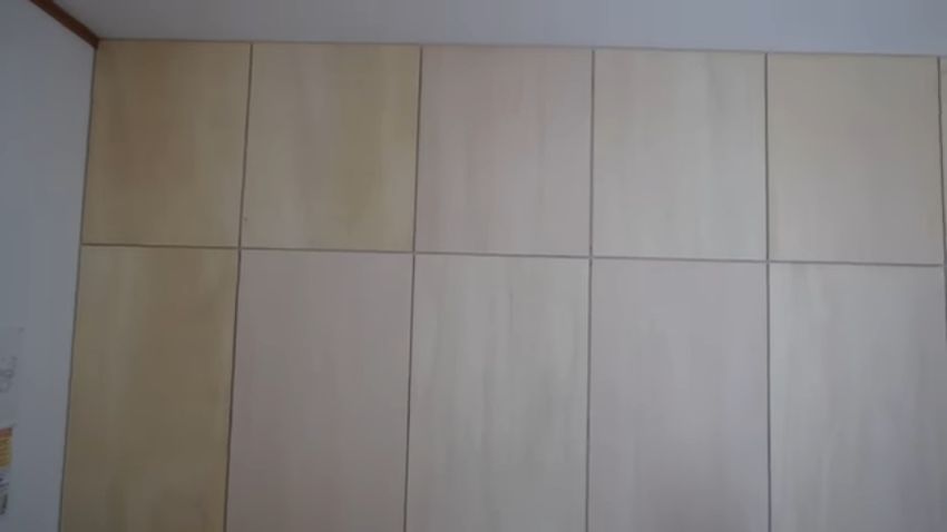 一面に張り付けられたシナベニヤ板