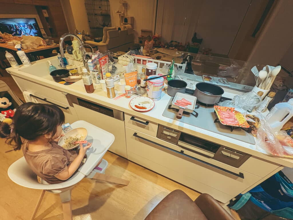 キッチンで食事……!?
