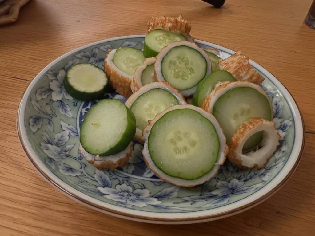 ちくわにキュウリ丸ごと1本を詰め込んだ高知県版「ちくわきゅうり」