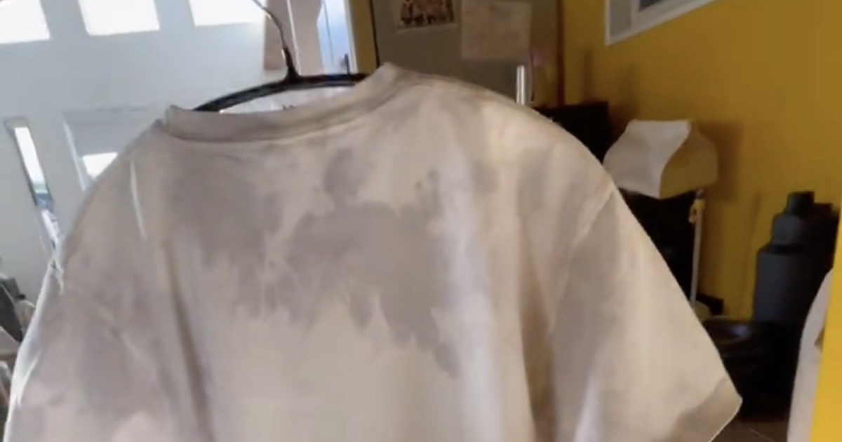 汚れてしまった「夫のTシャツ」→バレる前に、妻がシミ抜きすると……「やばない？」　“衝撃の仕上がり”に「ぜっっっっったい覚えておこう」（1/2） | ライフハック ねとらぼ