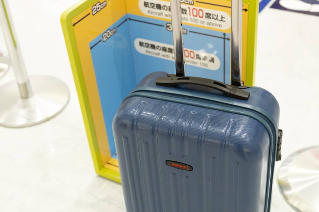 空港に持ち込まれたキャリーケースの写真