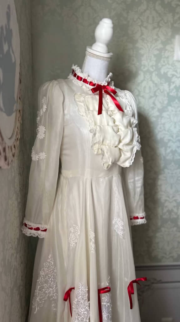 こちらが前回の衣装。十分すてきですが、投稿主さん的に色が気になり作り直すことに