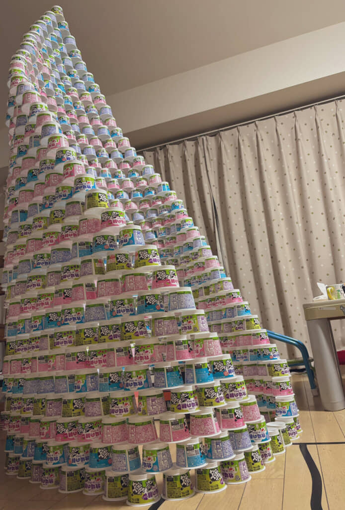 ヨーグルトカップで作られたタワー