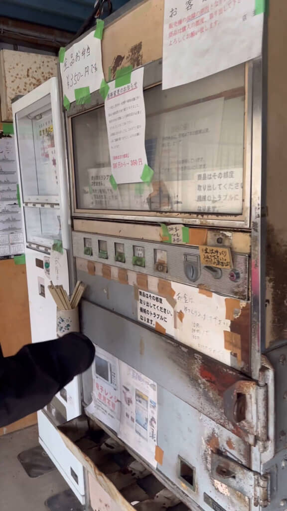 本当に稼働中なのか、不安げな自動販売機