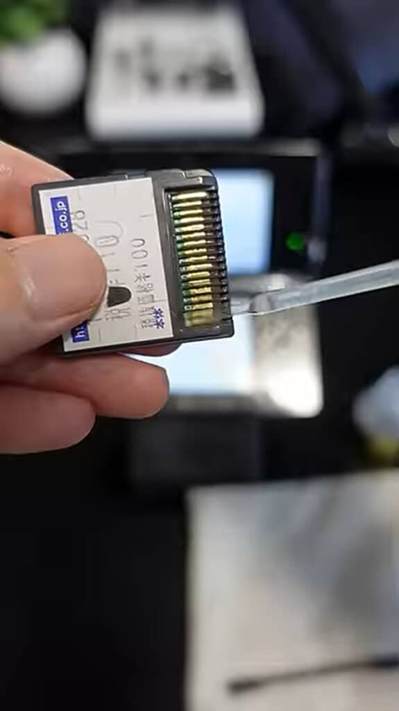 ソフトの端子に接点復活剤を塗る様子