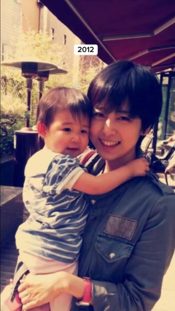 娘を抱っこしているママの12年後