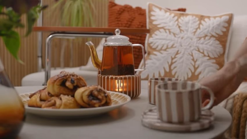 模様替えした部屋で間食を楽しむ様子