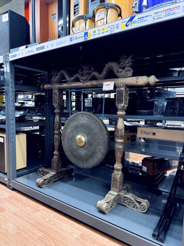 オーディオ・楽器コーナーにしれっと混じる銅鑼