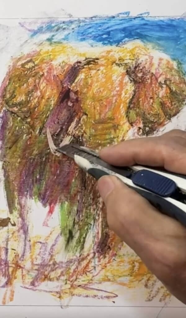 カッターで塗ったクレヨンを削ります