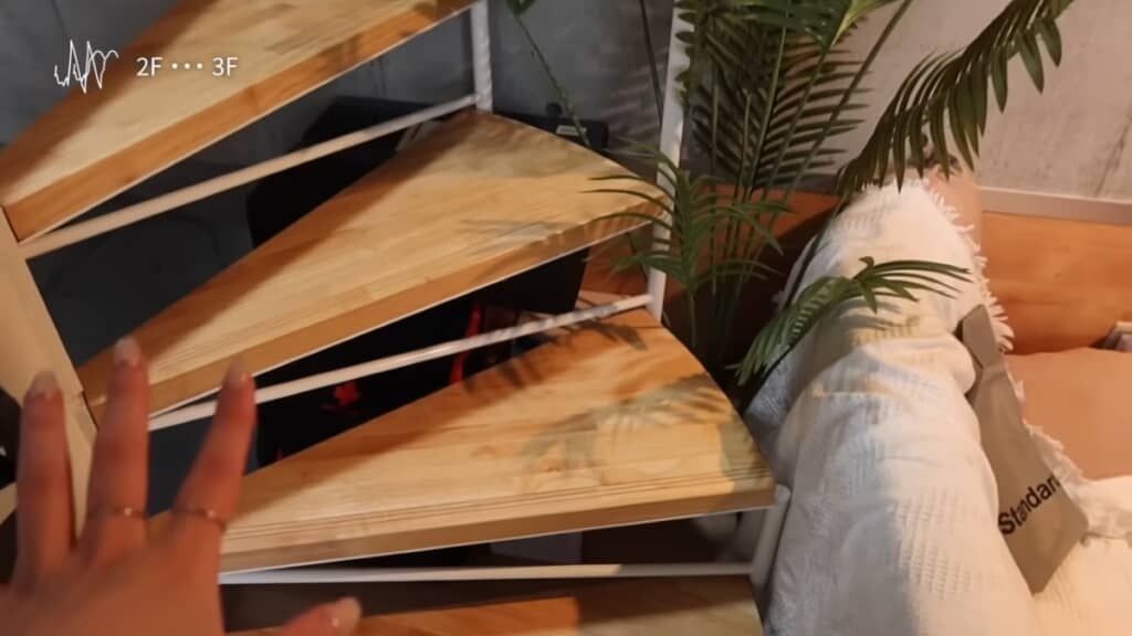 美しいフォルムのらせん階段