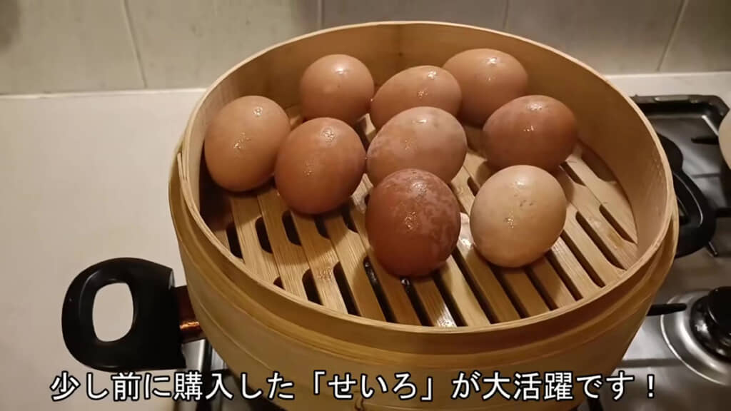 卵をせいろで蒸す様子