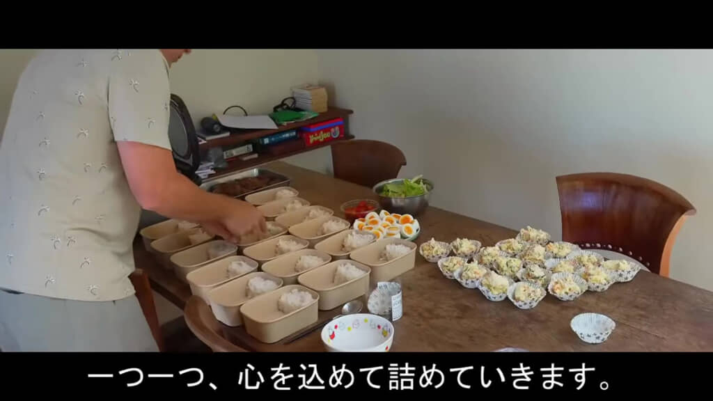 弁当を詰める夫