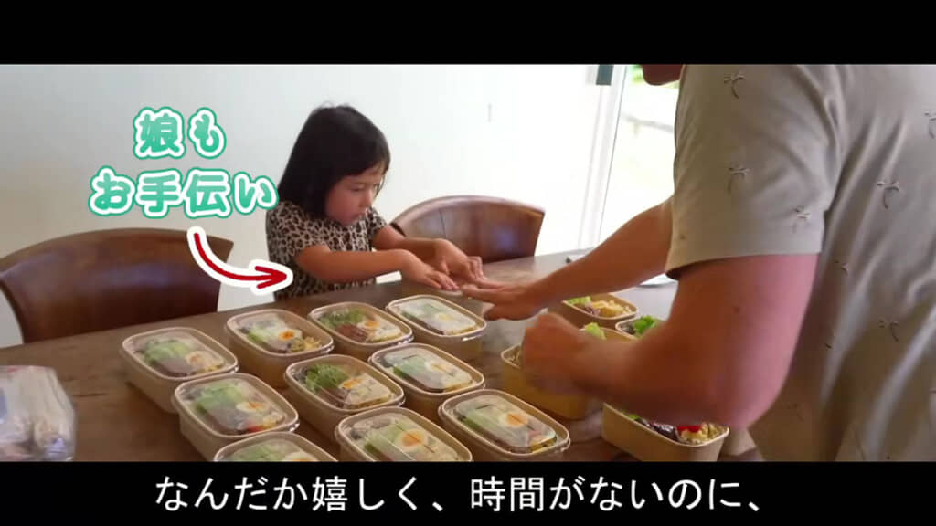 娘さんが弁当のふたをしめている様子