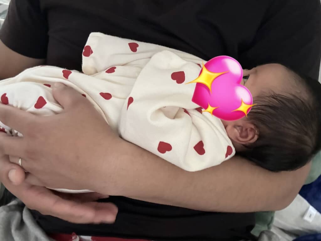 目を見開いてパパの顔を凝視する（？）娘さん