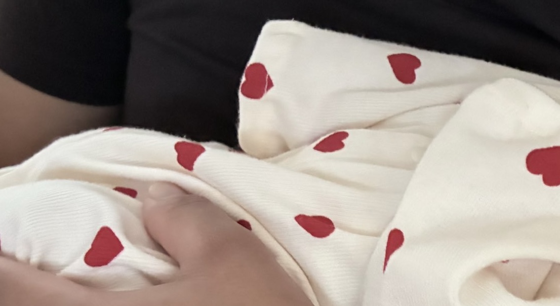 産まれたばかりの娘の寝かしつけを、パパに交代→すると娘の顔が……　ママが“死ぬほど笑った表情”が250万表示「強い決意が見える」（1/4） | 育児 ねとらぼ