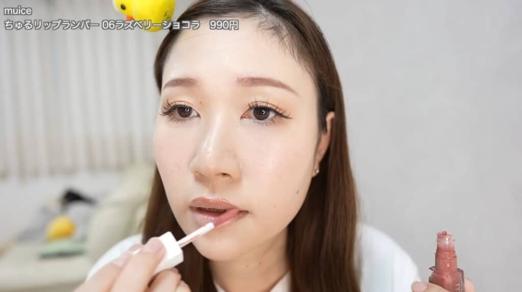 ちゅるリップランパーを塗る様子