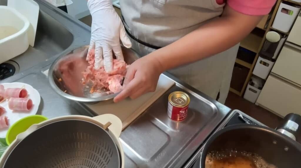ひき肉をこねる