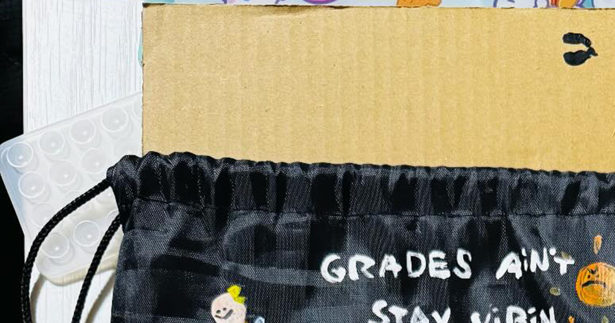 娘「体育祭のナップサックに落書きして」→父が応えたら……「学校で人気者になりますね！」　衝撃の仕上がりに「こんなお父さん最高」（1/2） | 絵画 ねとらぼ