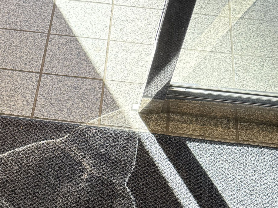 ガラス戸に差し込んだ光が広がって、部分的にはいい感じ