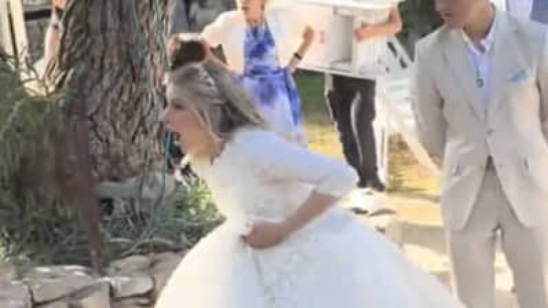 結婚式で突然走り出した新婦→その先には……「泣いちゃう」　860万再生の“感動のサプライズ”に「まるでディズニー映画」「何回も見ちゃう」【海外】（1/2） | ライフスタイル ねとらぼ