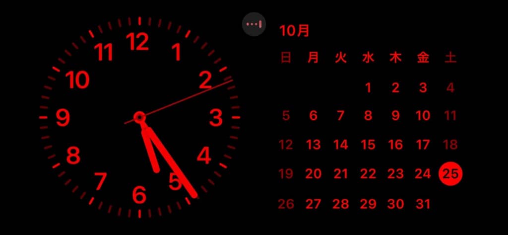 真っ暗な画面に表示された真っ赤な時計とカレンダー