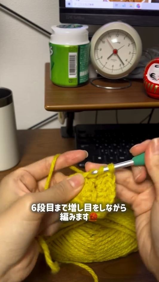 かぎ針編みする様子