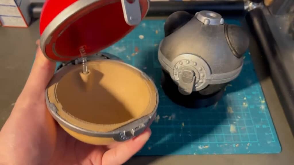 ロックを外すと、ちょうつがいに仕込まれたバネの力でパカッと開きます