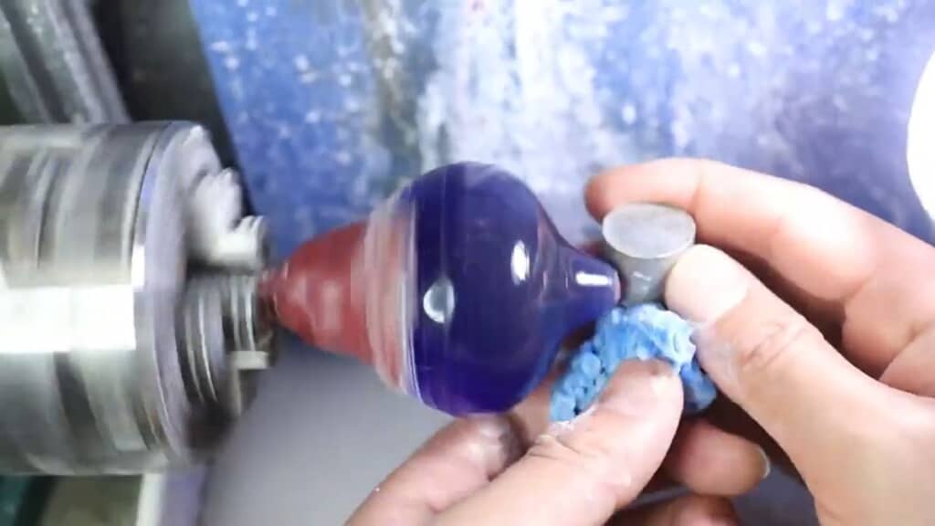 工作機械に固定されて高速回転する青水晶