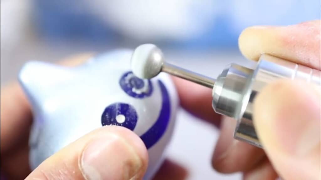 紙に覆われていた部分を削ってくぼみを作る様子